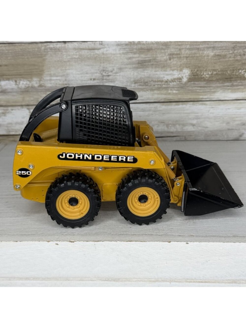 Vintage 2000 Ertl 1:16 John Deere 250 Skid Steer Loader Metal Plastic Yellow GC